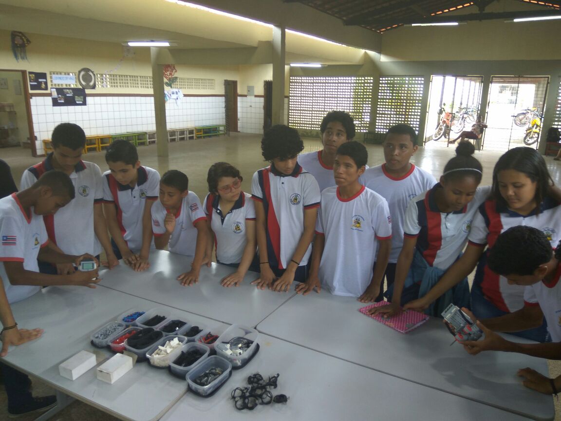 Demonstração de Projeto de Robótica na Escola Maria José Aragão